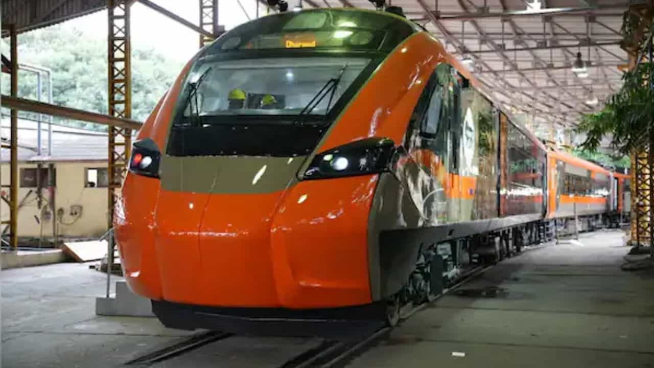 Vande Bharat Sleeper Coach: ৩ মাসের মধ্যে চালু হতে পারে বন্দে ভারত স্লিপার, দেখে নিন কেমন হবে অন্দরমহল Vande Bharat Sleeper Coach: ৩ মাসের মধ্যে চালু হতে পারে বন্দে ভারত স্লিপার, দেখে নিন কেমন হবে অন্দরমহল