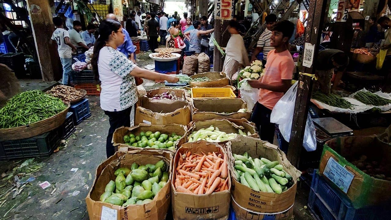 Vegetables Price Hike: একশো পার টম্যাটো, বিন্সের ডাবল সেঞ্চুরি, দানার ঝাপটায় কোন কোন সবজির দাম আকাশ ছুঁল দেখে নিন