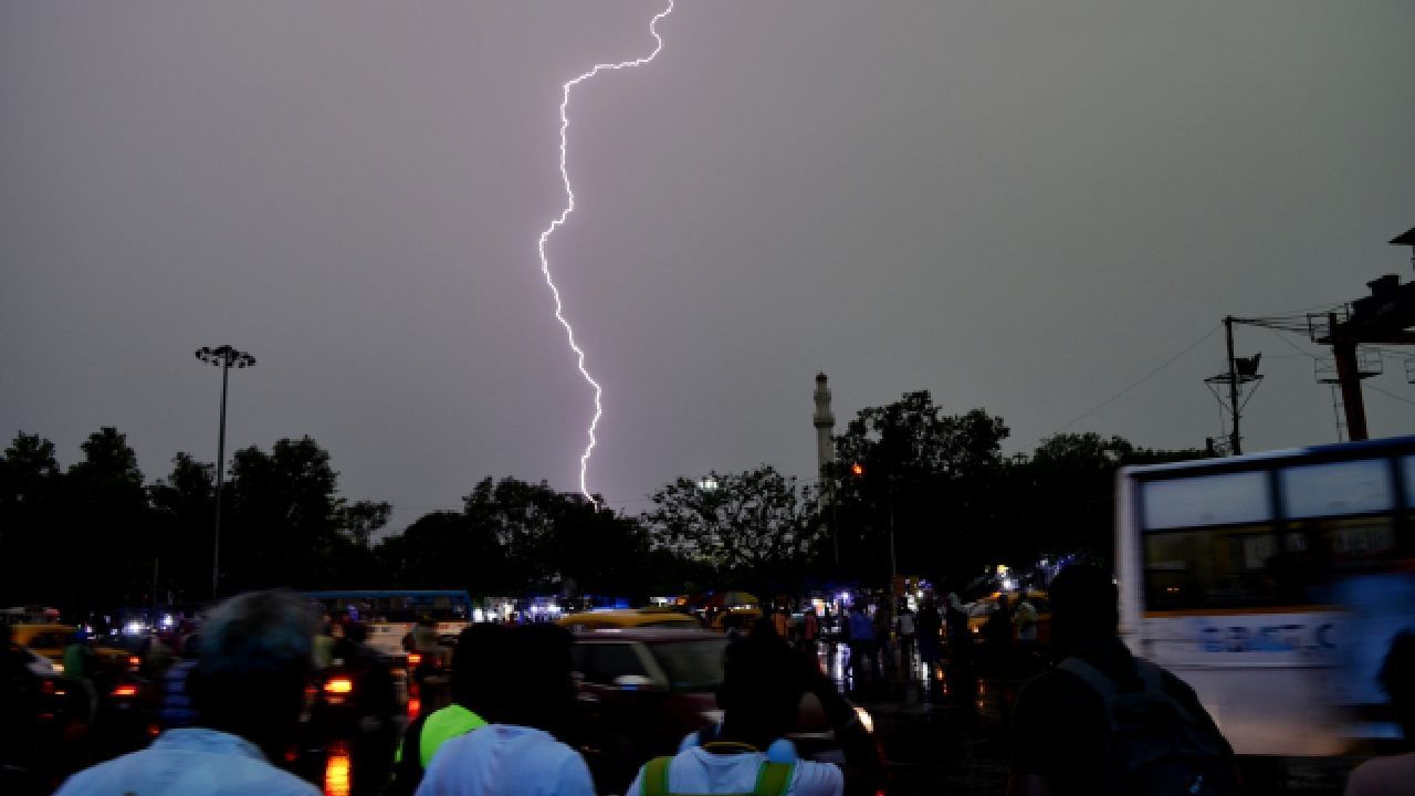 Rain Forecast: কালো হচ্ছে আকাশ, আগামী কয়েক ঘণ্টার মধ্য়েই ঝড়-বৃষ্টির পূর্বাভাস, ভিজতে পারে কোন কোন জেলা