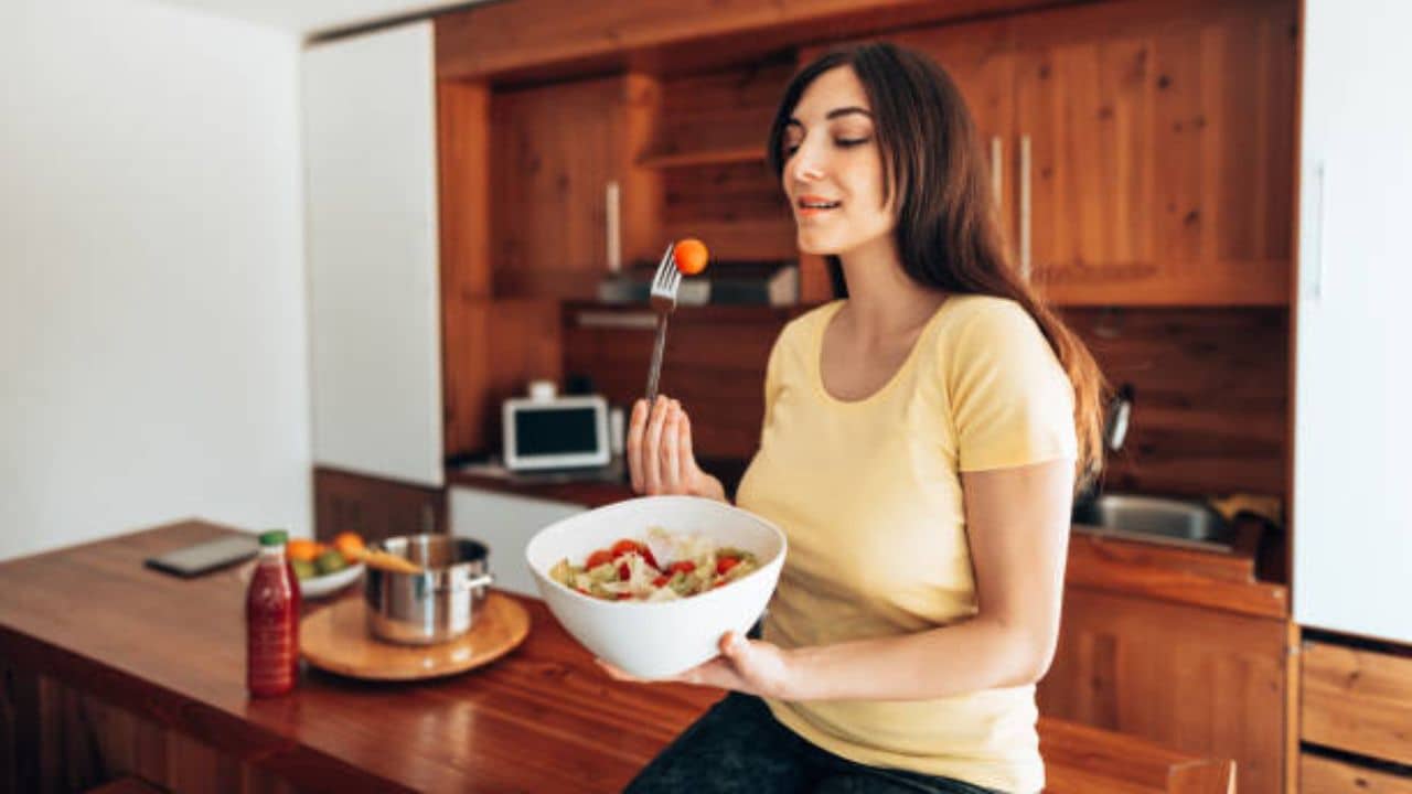 Weight Loss Tips: ডায়েট করছেন কিন্তু বাইরের খাবারের প্রতি ভালবাসা কমছে না? যা করবেন...