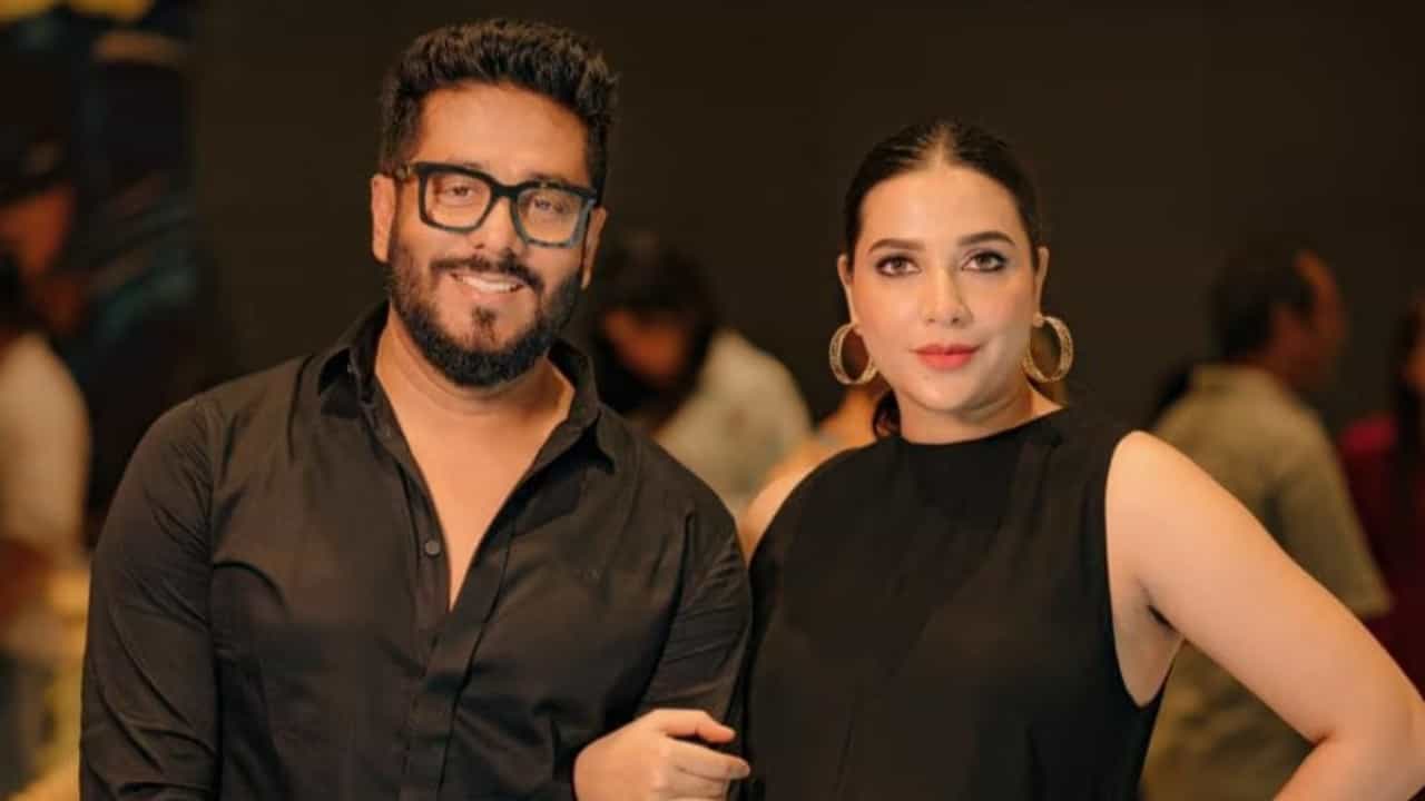ঘাড়ের উপর ইউভান, রবিবার রাজের সঙ্গে কী কাণ্ড করল তাঁর দুই সন্তান? ঘাড়ের উপর ইউভান, রবিবার রাজের সঙ্গে কী কাণ্ড করল তাঁর দুই সন্তান?