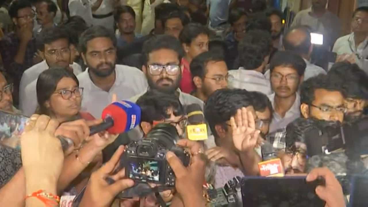 LIVE RG Kar Meeting: 'যতক্ষণ না অর্ডার বের হয় আন্দোলন চলবে' LIVE RG Kar Meeting: 'যতক্ষণ না অর্ডার বের হয় আন্দোলন চলবে'