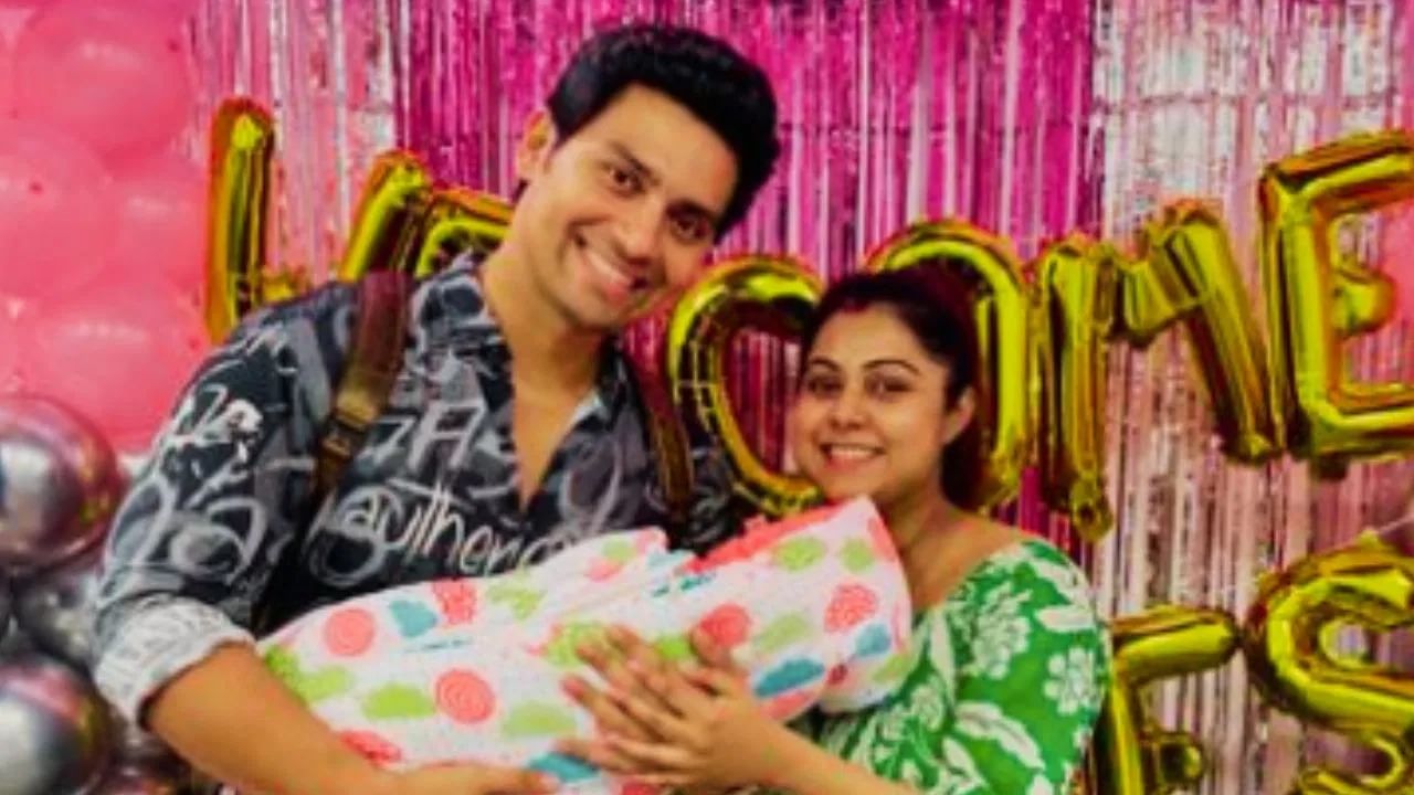 চোখের তলায় কালি, উসকো খুশকো চুল মেয়ে হওয়ার পর কী হাল হল প্রীতির? চোখের তলায় কালি, উসকো খুশকো চুল মেয়ে হওয়ার পর কী হাল হল প্রীতির?