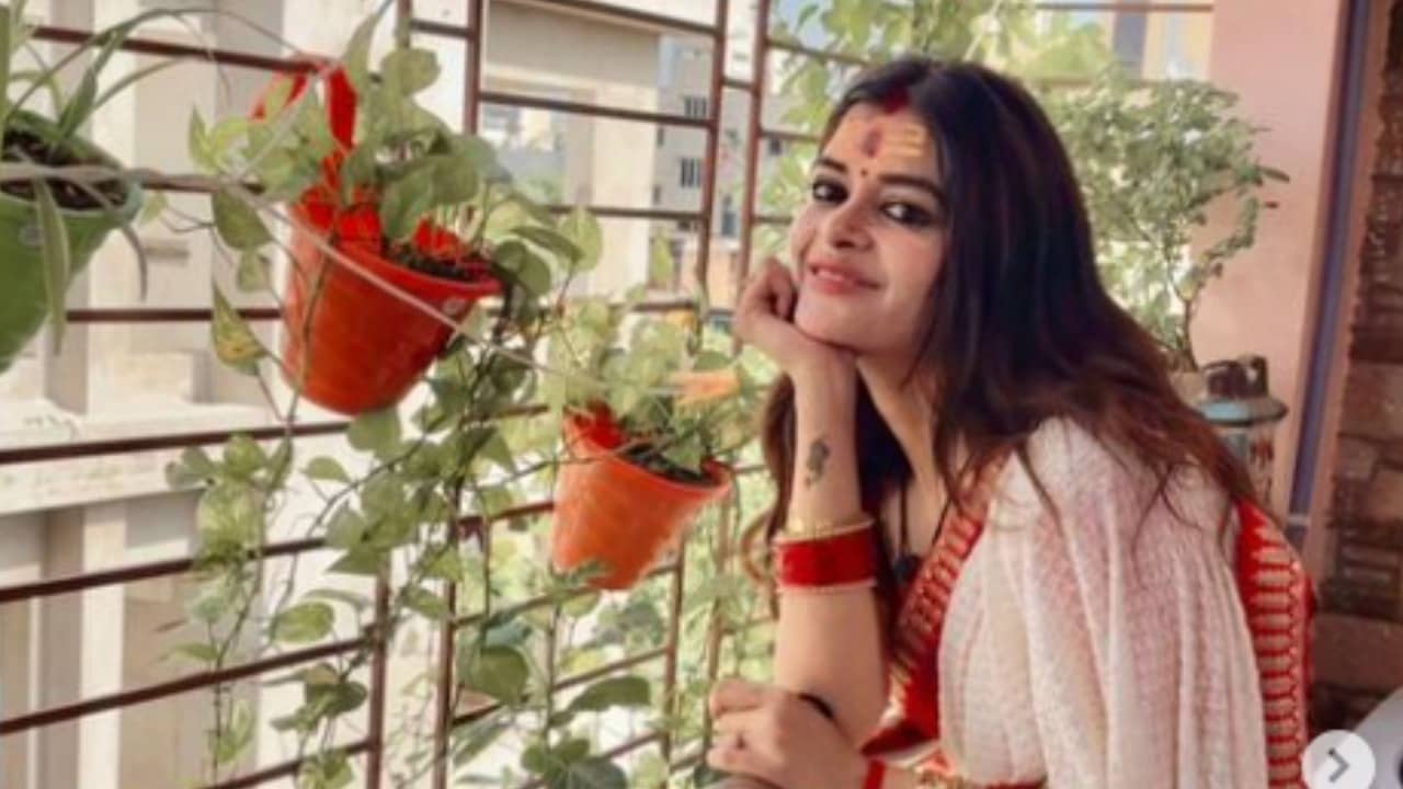 জ্যোতিষী বলেছে... মধুমিতার শিবভক্তি নিয়ে এ কী প্রশ্ন অনুরাগীদের?