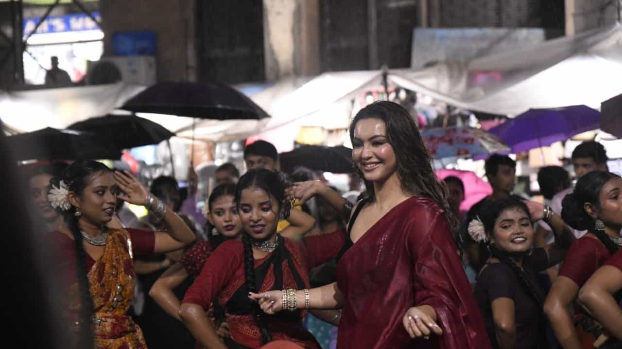 মেকআপ প্রায় নেই,গায়ে লেপ্টে শাড়ি, বৃষ্টির মধ্যে কী অবস্থা হল কৌশানীর? মেকআপ প্রায় নেই,গায়ে লেপ্টে শাড়ি, বৃষ্টির মধ্যে কী অবস্থা হল কৌশানীর?