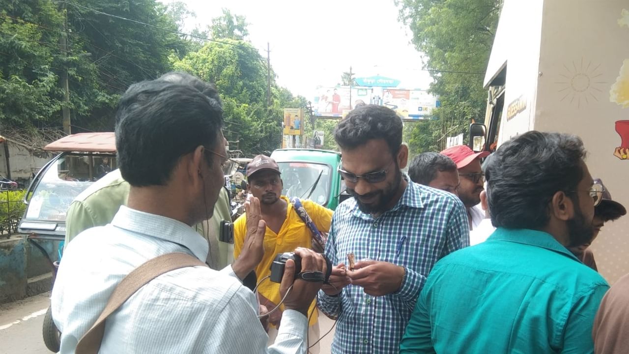 কেউ ফোনে সেলফি তুলছেন পালস ট্যাবলোর সামনে