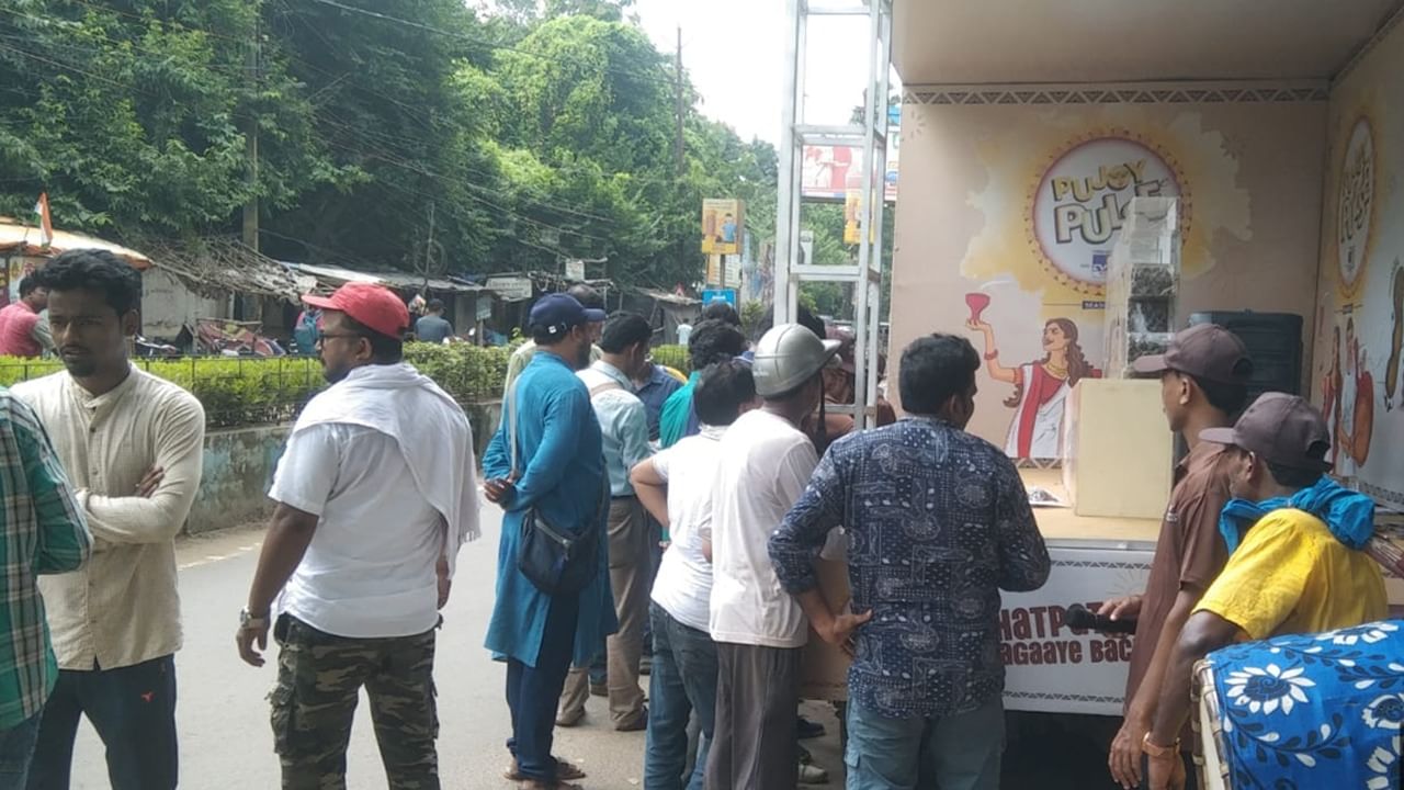 প্রত্যেকেই চাইছেন একবারটি অন্তত এই ক্যান্ডি যদি একটু চেখে দেখা যায়।