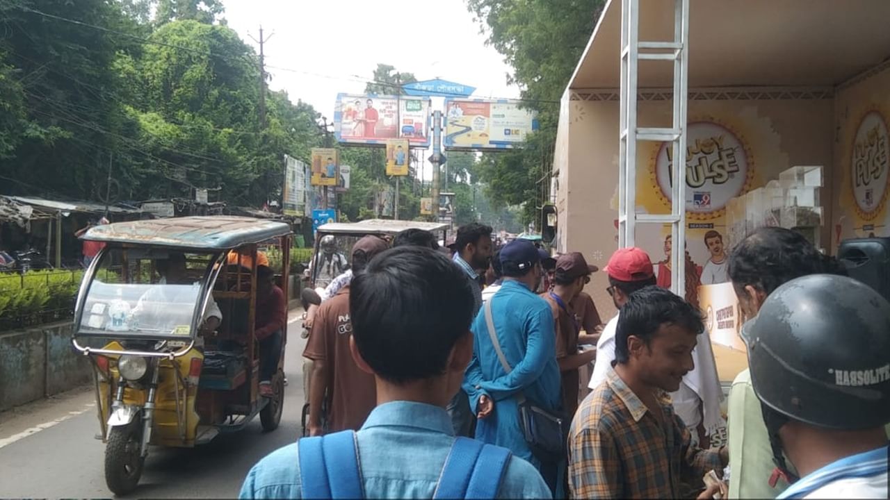 চটপটা তেঁতুলের স্বাদ আর সঙ্গে চিউই। মজে আট থেকে আশি।