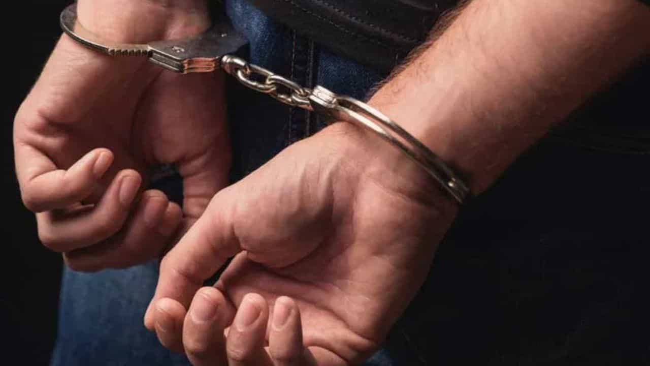 Youth arrested: বাথরুমে মহিলা কর্মী, দরজার ফাঁক দিয়ে ভিডিয়ো করতে গিয়ে ধরা পড়ল যুবক Youth arrested: বাথরুমে মহিলা কর্মী, দরজার ফাঁক দিয়ে ভিডিয়ো করতে গিয়ে ধরা পড়ল যুবক