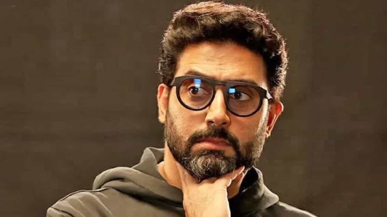 অভিষেকের গোপনে ছবি তোলাই কাল! লাল জামা পরে তেড়ে এলেন কে? অভিষেকের গোপনে ছবি তোলাই কাল! লাল জামা পরে তেড়ে এলেন কে?