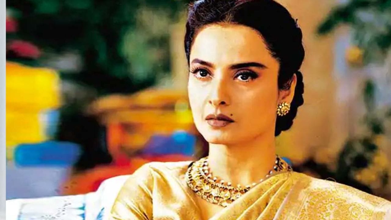 ২০ মিনিট ধরে টানা! ৬৯-তে এসে রেখার কেরামতিতে 'থ' সকলে | Rekha has done ...