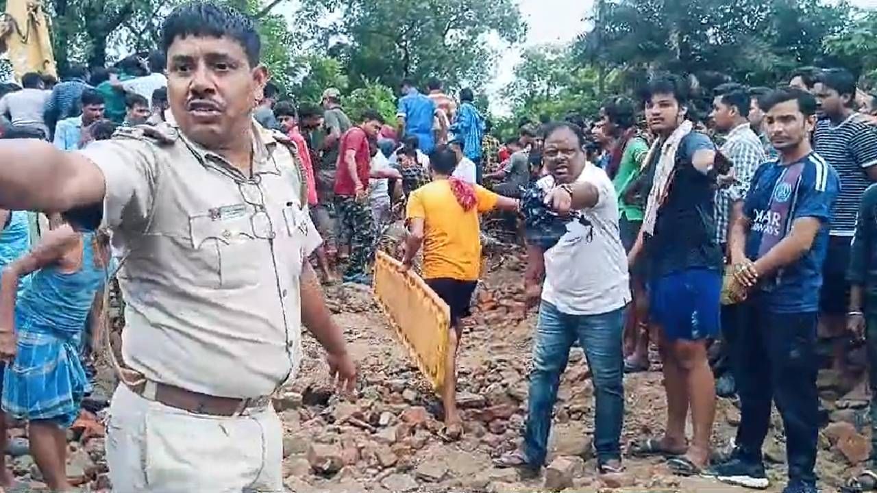 Body Recover: ভারী বৃষ্টিতে ভাঙল পরিত্যক্ত আবাসন, জোড়া দেহ উদ্ধার Body Recover: ভারী বৃষ্টিতে ভাঙল পরিত্যক্ত আবাসন, জোড়া দেহ উদ্ধার