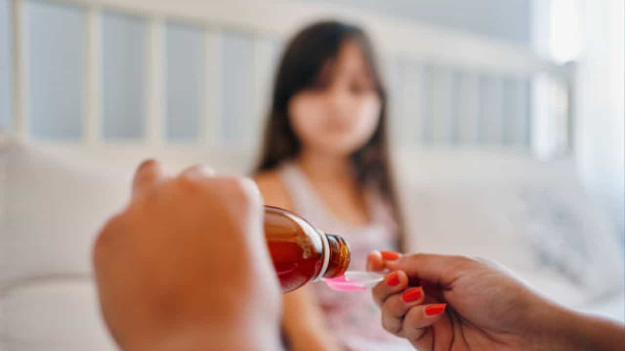 Cough Syrup: কাশির সিরাপ খেয়েই জল খাওয়া কি ভাল না খারাপ? Cough Syrup: কাশির সিরাপ খেয়েই জল খাওয়া কি ভাল না খারাপ?
