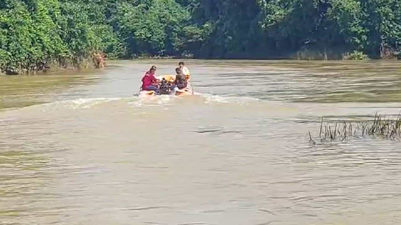 Jhargram: ডুলুংয়ের জল দেখতে গিয়ে নিখোঁজ পড়ুয়া Jhargram: ডুলুংয়ের জল দেখতে গিয়ে নিখোঁজ পড়ুয়া