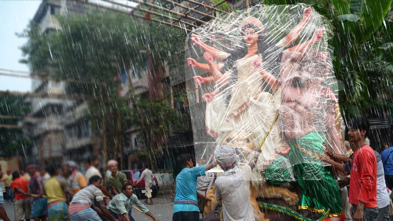 Weather Update: পুজোয় স্বাভাবিকের থেকে বেশি বৃষ্টি বাংলায়, কোন কোন জেলায় বড় বিপর্যয়, দিন ধরে জানিয়ে দিল মৌসম ভবন