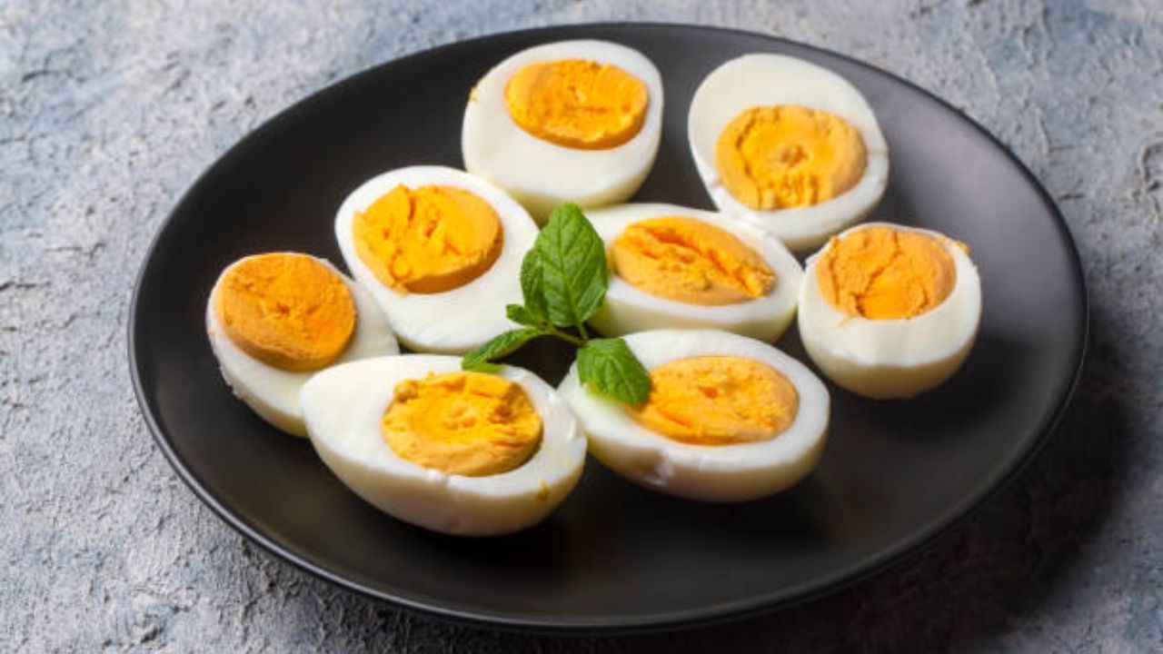Egg Yolk vs. Egg White: ডিমের কুসুম খাবেন নাকি সাদা অংশ, কোনটা খেলে দেহে বেশি পুষ্টি মিলবে? Egg Yolk vs. Egg White: ডিমের কুসুম খাবেন নাকি সাদা অংশ, কোনটা খেলে দেহে বেশি পুষ্টি মিলবে?