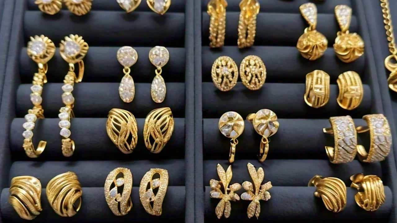 Gold Price Today: ১০ হাজারের বাজেটেই সোনার গহনা! অল্প অল্প করে রোজই কমছে সোনার দাম, পুজোয় নিজেকে সাজান মন ভরে Gold Price Today: ১০ হাজারের বাজেটেই সোনার গহনা! অল্প অল্প করে রোজই কমছে সোনার দাম, পুজোয় নিজেকে সাজান মন ভরে