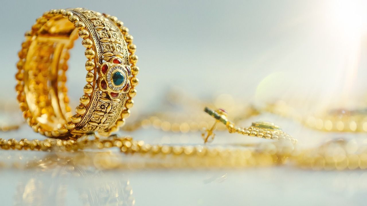 Gold Price Today: লক্ষ্মীপুজোয় ঘরে আনুন সোনা, ঝরে পড়বে দেবীর আশীর্বাদ Gold Price Today: লক্ষ্মীপুজোয় ঘরে আনুন সোনা, ঝরে পড়বে দেবীর আশীর্বাদ