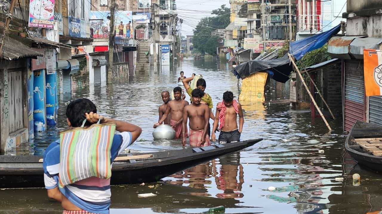 Weather Update: পুজোর মুখে কোন কোন জায়গায় ভয়াবহ বন্যার আশঙ্কা? জানাল আবহাওয়া দফতর Weather Update: পুজোর মুখে কোন কোন জায়গায় ভয়াবহ বন্যার আশঙ্কা? জানাল আবহাওয়া দফতর