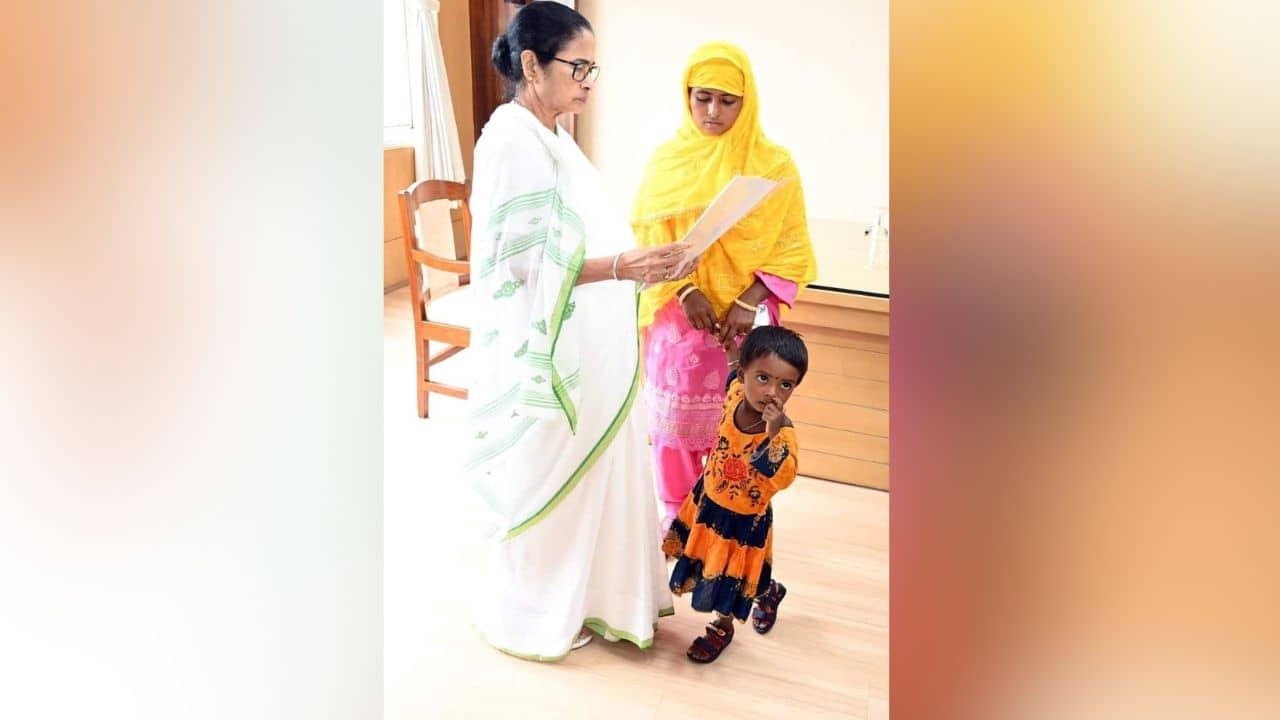 Job to wife of lynched migrant worker: হরিয়ানাতে পিটিয়ে খুনের ঘটনায় মৃত পরিযায়ী শ্রমিকের স্ত্রীকে চাকরি দিলেন মমতা