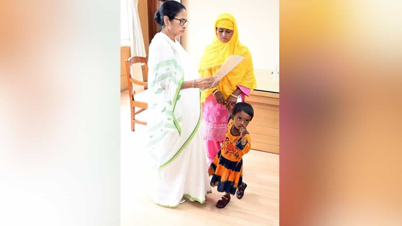 Job to wife of lynched migrant worker: হরিয়ানাতে পিটিয়ে খুনের ঘটনায় মৃত পরিযায়ী শ্রমিকের স্ত্রীকে চাকরি দিলেন মমতা Job to wife of lynched migrant worker: হরিয়ানাতে পিটিয়ে খুনের ঘটনায় মৃত পরিযায়ী শ্রমিকের স্ত্রীকে চাকরি দিলেন মমতা