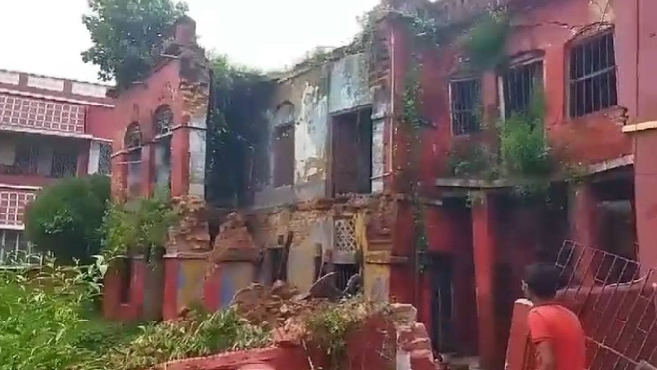 House Collapsed: এলাকায় পরিচিত লালবাড়ি নামে, টানা বৃষ্টিতে হুড়মুড়িয়ে ভেঙে পড়ল একাংশ