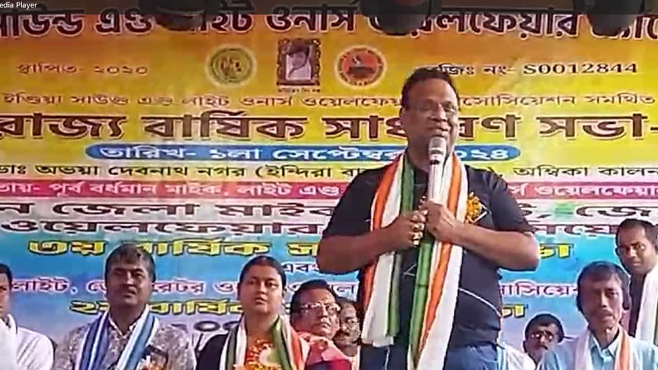 TMC MLA: 'ওরা আসলে DA-র জন্য পথে নামছে', বিধায়কের মন্তব্যে বিরোধীরা বলছেন, 'মানছেন তাহলে?' TMC MLA: 'ওরা আসলে DA-র জন্য পথে নামছে', বিধায়কের মন্তব্যে বিরোধীরা বলছেন, 'মানছেন তাহলে?'