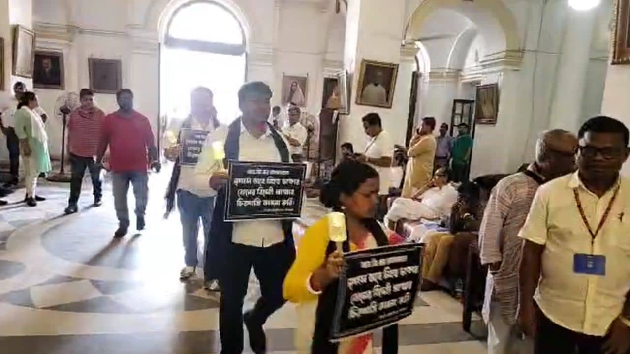 WB Assembly: অধিবেশন মুলতুবির পরও ১৫ মিনিট বসে রইলেন শুভেন্দুরা, নজিরবিহীন ছবি বিধানসভায়