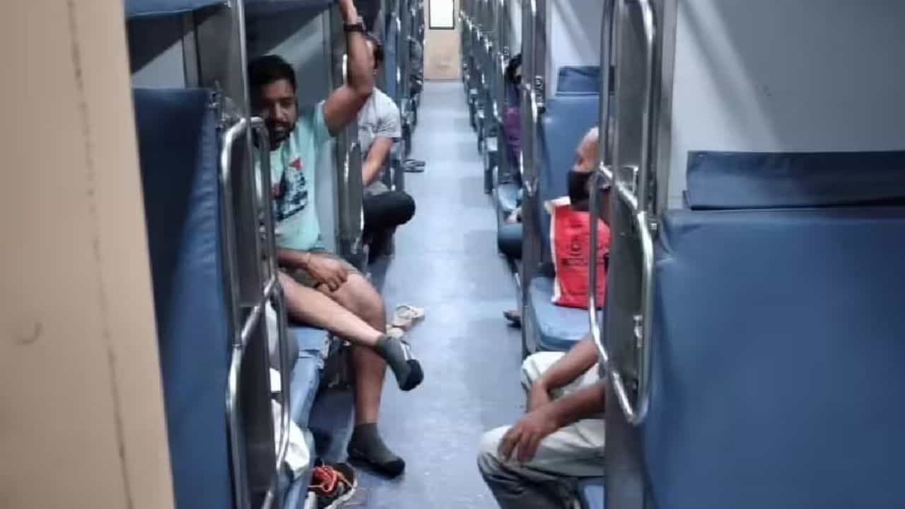Railway Rules: রাত ১০টার পর ট্রেনের মধ্যে যা আপনি একেবারেই করতে পারবেন না, জানুন রেলের নিয়ম Railway Rules: রাত ১০টার পর ট্রেনের মধ্যে যা আপনি একেবারেই করতে পারবেন না, জানুন রেলের নিয়ম