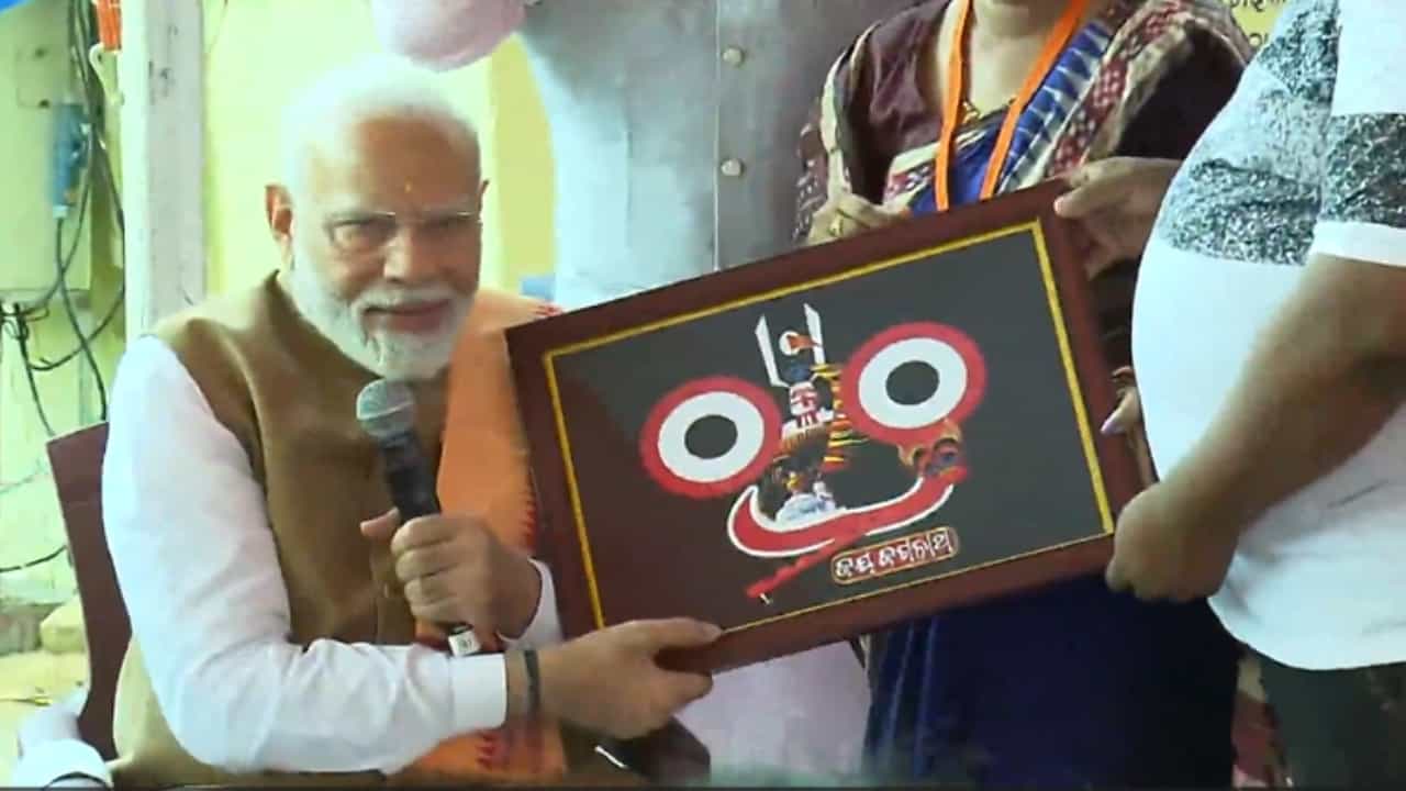 Modi in Odisha: 'ঈশ্বর যেমন শবরীকে...', জন্মদিনে মোদীর আগমনে 'ধন্য' ওড়িশার গ্রাম Modi in Odisha: 'ঈশ্বর যেমন শবরীকে...', জন্মদিনে মোদীর আগমনে 'ধন্য' ওড়িশার গ্রাম