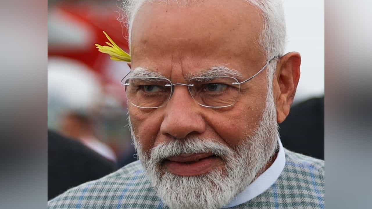 PM Narendra Modi: প্রধানমন্ত্রীর কানে গোঁজা 'জাভা', কী এর মাহাত্ম্য, বোঝালেন মোদী নিজেই PM Narendra Modi: প্রধানমন্ত্রীর কানে গোঁজা 'জাভা', কী এর মাহাত্ম্য, বোঝালেন মোদী নিজেই