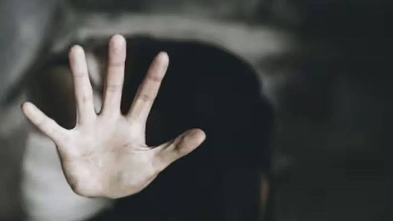 Physically harassed: পথ আটকে জড়িয়ে ধরল, জঙ্গলে টেনে নিয়ে যাওয়ার চেষ্টা, ভয়ে কাঠ নাবালিকা