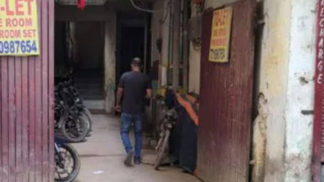 Suspicious Death: কবজি আর কোমরে লাল সুতো বাঁধা, বিছানায় পরপর ৪ মেয়ের শোয়ানো, পাশের ঘরের নিথর দেহ বাবার, কী হল দুকামরার ফ্ল্যাটে?