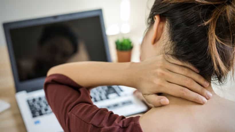 Shoulder-Neck Pain: ঘাড় গুঁজে একটানা কম্পিউটারে কাজ করেন? কাঁধের অসহ্য ব্যথা কমান ঘরোয়া উপায়ে