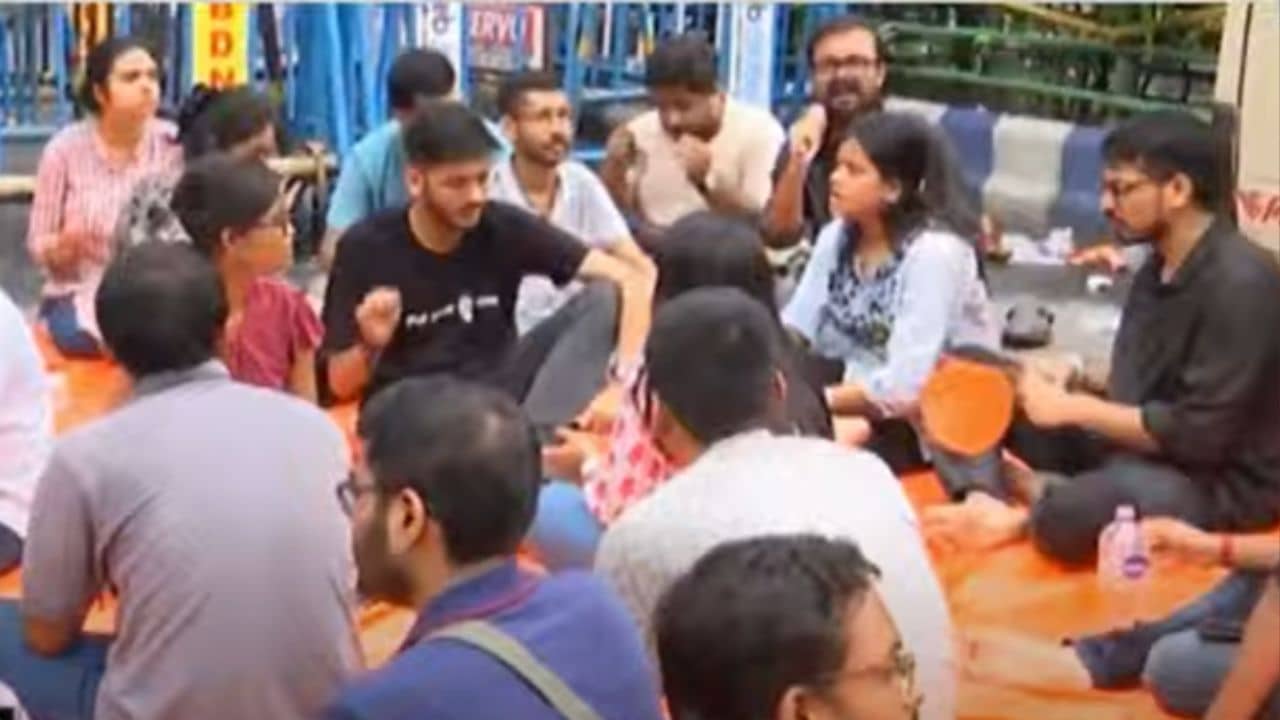 Doctors Protest: ভোর হল, দোর খোল, দুয়ারে ডাক্তার এলো রে, রাত পেরিয়ে সকালেও অবস্থানে অনড় আন্দোলনকারীরা
