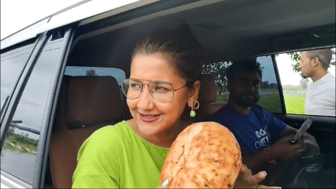 গলা ধরবে না তো!, বন্যা পরিস্থিতি পরিদর্শনে গিয়ে কী করলেন রচনা?