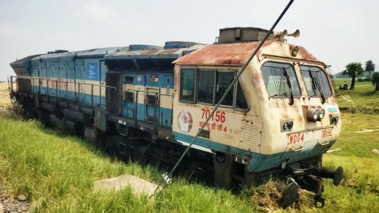 Gaya Train Engine: মাঠের মধ্যে ইঞ্জিন, ট্রেন দিয়ে হবে জমি চাষ? তাজ্জব ব্যাপার