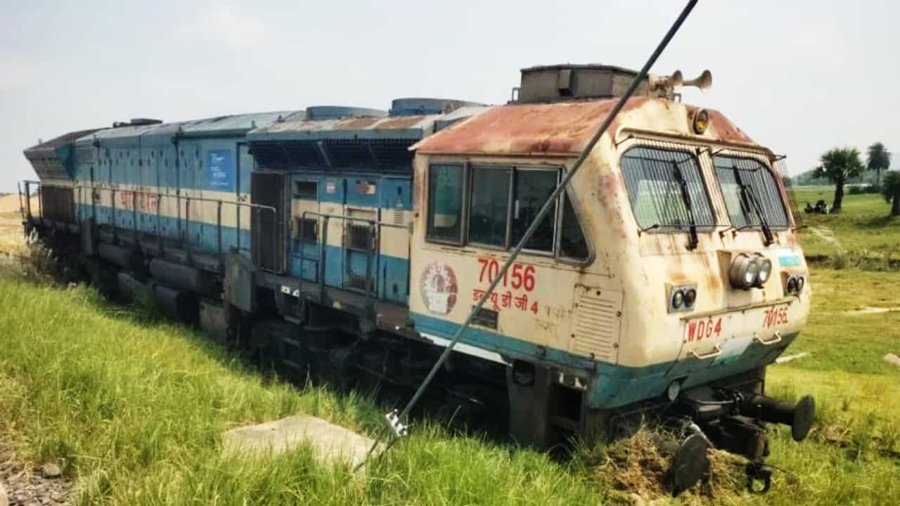 Gaya Train Engine: মাঠের মধ্যে ইঞ্জিন, ট্রেন দিয়ে হবে জমি চাষ? তাজ্জব ব্যাপার Gaya Train Engine: মাঠের মধ্যে ইঞ্জিন, ট্রেন দিয়ে হবে জমি চাষ? তাজ্জব ব্যাপার