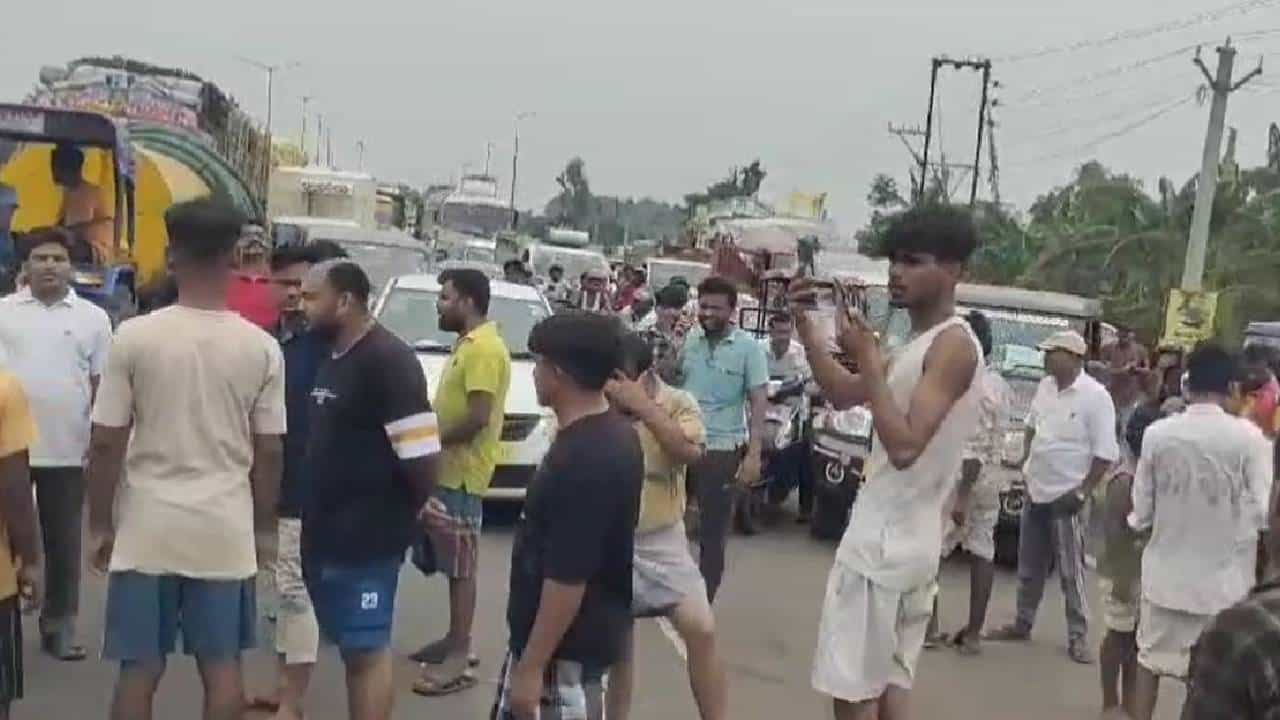 Pashkura: দোকান ভেঙে জল নিকাশ করতে হবে, শুনেই রে রে করে উঠলেন ব্যবসায়ীরা Pashkura: দোকান ভেঙে জল নিকাশ করতে হবে, শুনেই রে রে করে উঠলেন ব্যবসায়ীরা