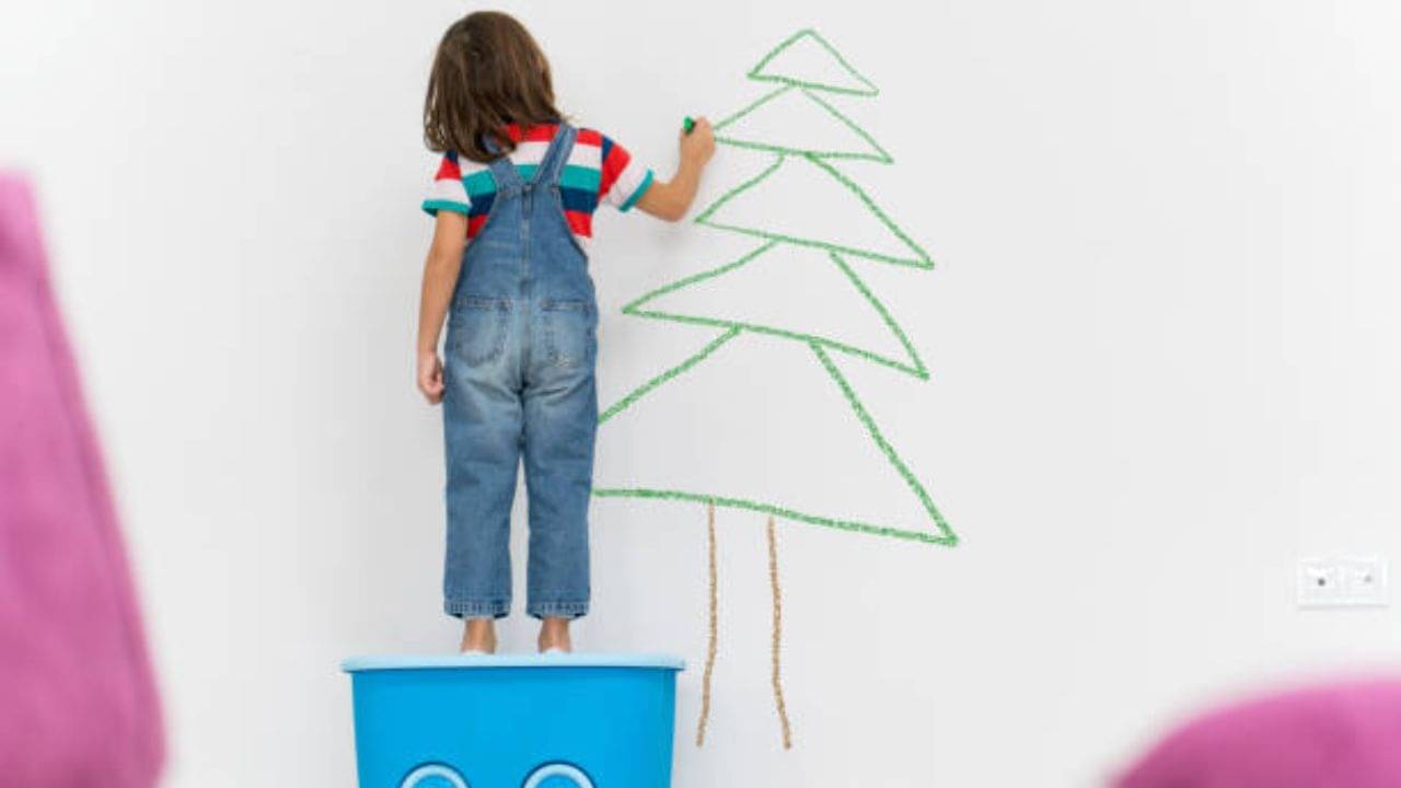Home Decor: দেওয়াল ভর্তি আঁকিবুঁকি করেছে খুদে? পুজোর আগে বাড়ির হাল ফেরাবেন কীভাবে?