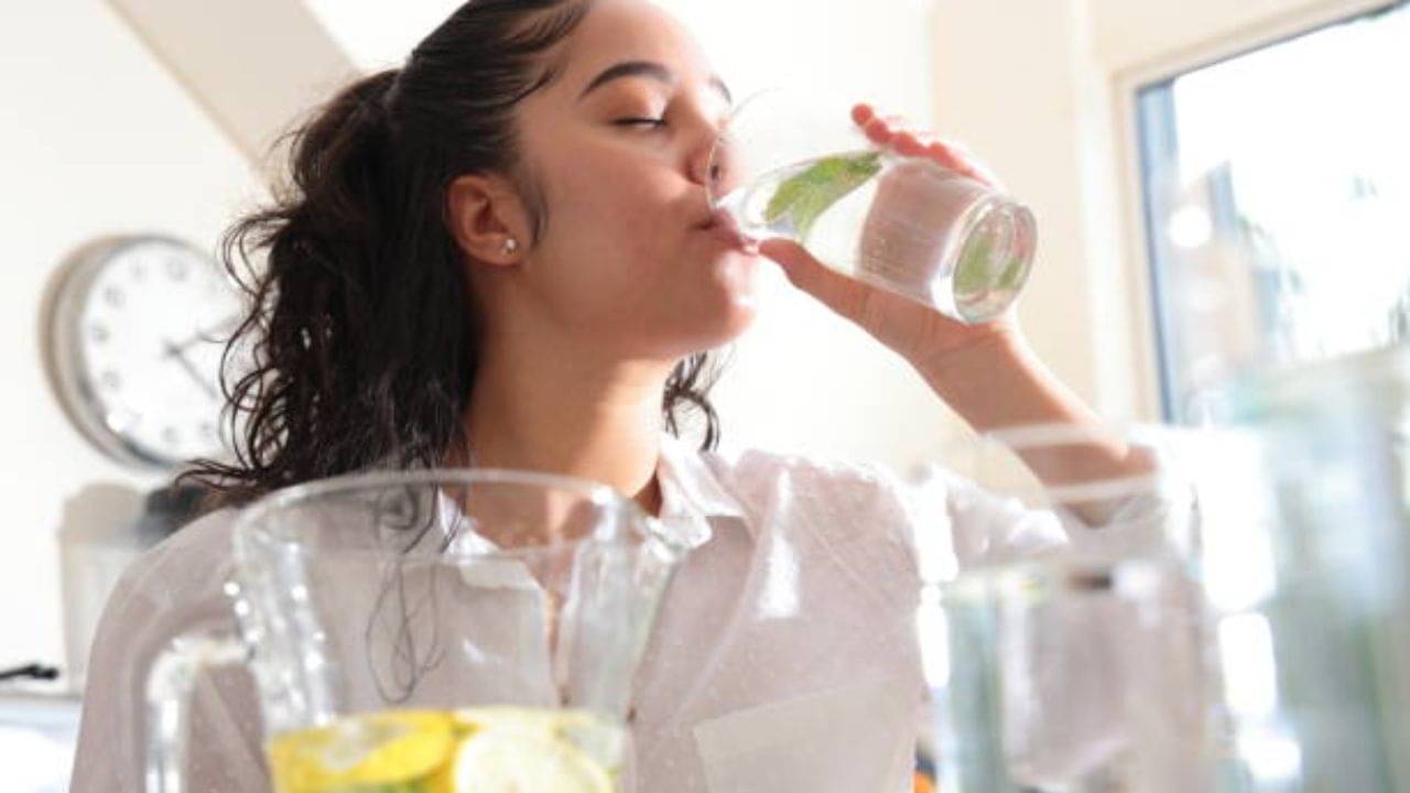 Skin Care Drink: মেকআপ না করেই পুজোর সবার নজর কাড়তে চান? আজ থেকে চুমুক দিন এই ম্যাজিক পানীয়ে