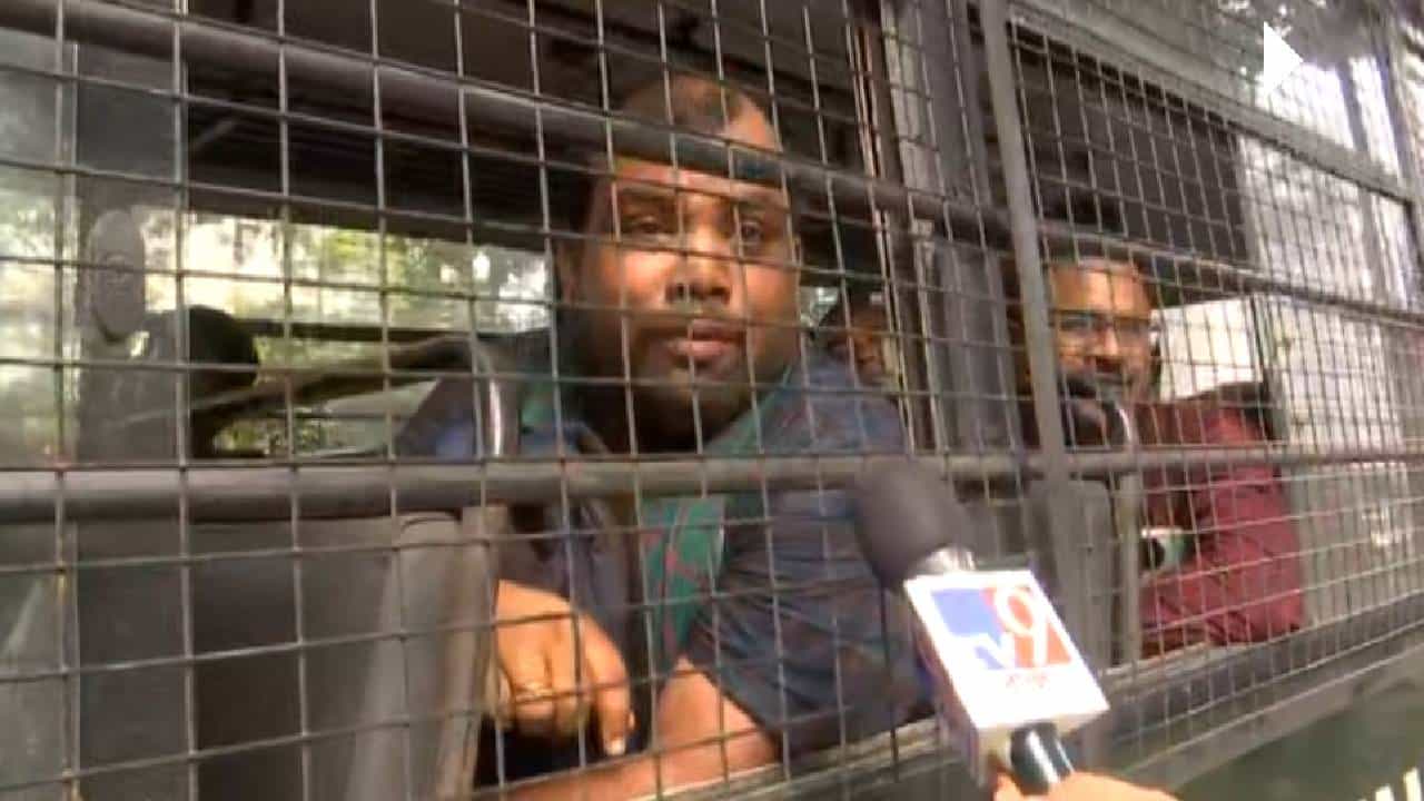 SLST: ওড়না খুলে হঠাৎই চাকরিপ্রার্থী... বিকাশ ভবনের সামনে হুলুস্থূল SLST: ওড়না খুলে হঠাৎই চাকরিপ্রার্থী... বিকাশ ভবনের সামনে হুলুস্থূল