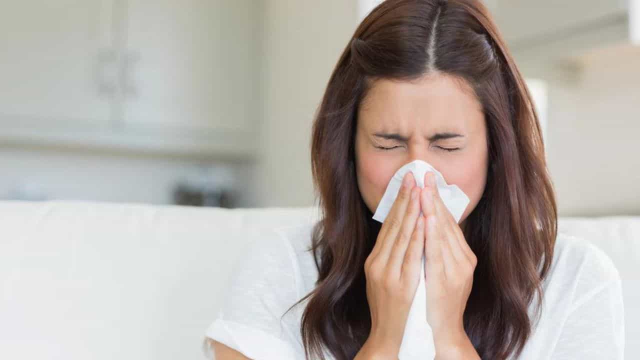 Sneeze: কিছুতেই হাঁচি বন্দ হচ্ছে না? কোন উপায়ে হবে মুশকিল আসান? Sneeze: কিছুতেই হাঁচি বন্দ হচ্ছে না? কোন উপায়ে হবে মুশকিল আসান?