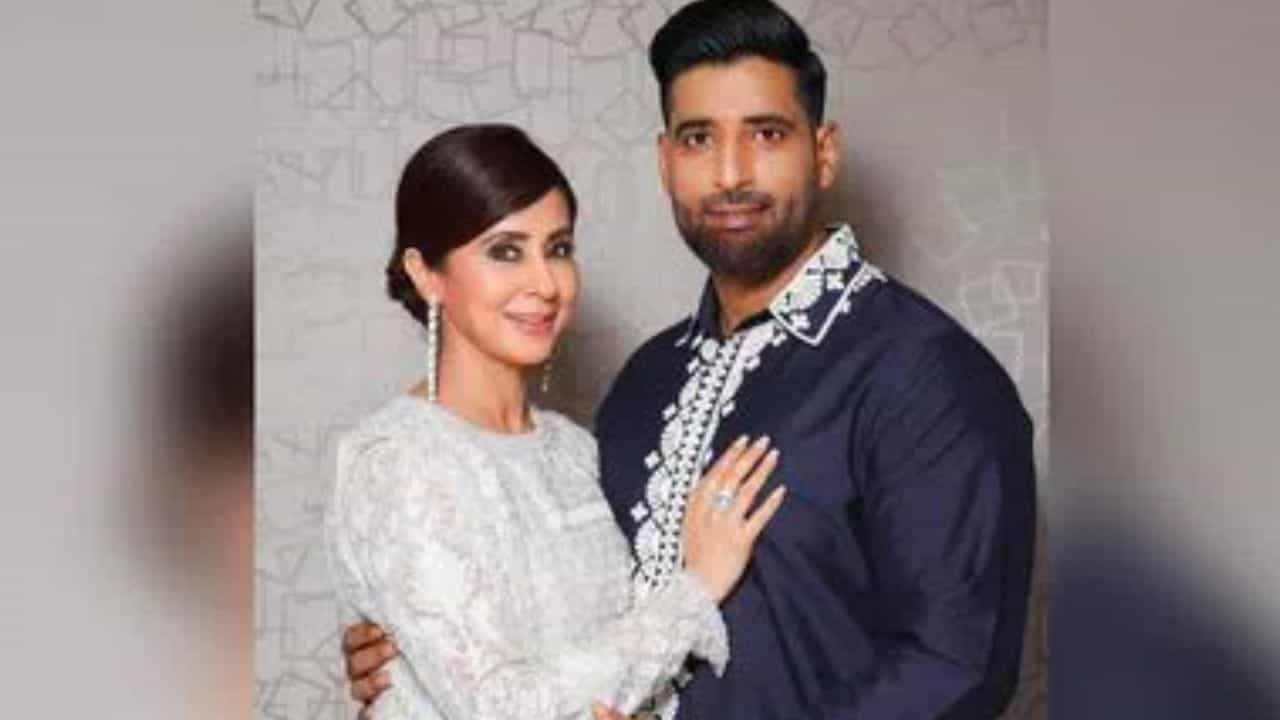 বিয়ে ভাঙার গুঞ্জন, স্বামী মহসিনের থেকে কত বড় ঊর্মিলা, জানেন? বিয়ে ভাঙার গুঞ্জন, স্বামী মহসিনের থেকে কত বড় ঊর্মিলা, জানেন?