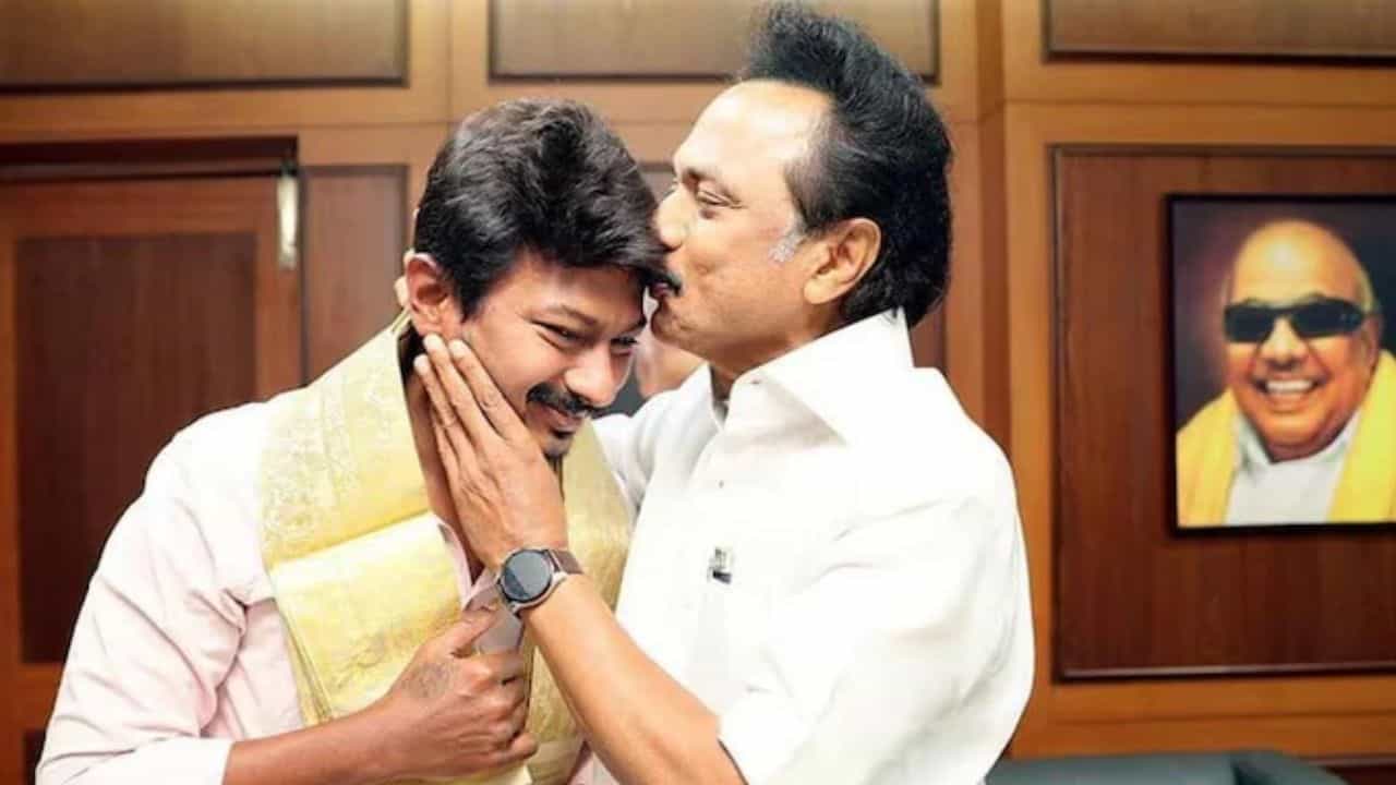Udaynidhi Stalin: মুছল না পরিবারতন্ত্র, ছেলে উদয়নিধিকেই উপমুখ্যমন্ত্রী করলেন এমকে স্ট্যালিন Udaynidhi Stalin: মুছল না পরিবারতন্ত্র, ছেলে উদয়নিধিকেই উপমুখ্যমন্ত্রী করলেন এমকে স্ট্যালিন