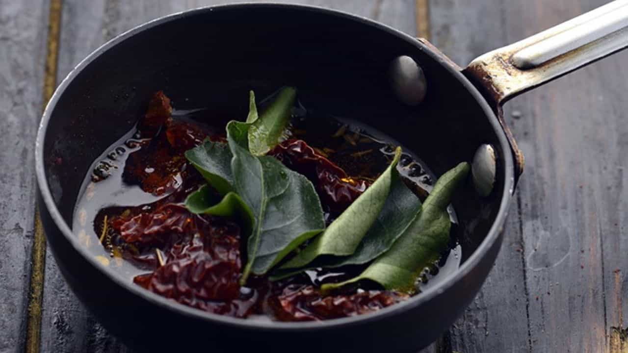 Cooking Tips: রান্নায় কেন ফোড়ন দিতে হয় জানেন? Cooking Tips: রান্নায় কেন ফোড়ন দিতে হয় জানেন?