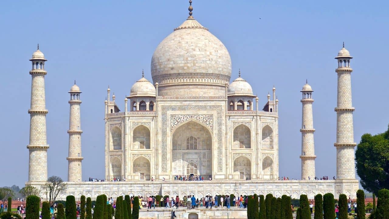 Taj Mahal: এ কী কাণ্ড! টুপটুপ করে পড়ছে জল, তাজমহলের ছাদ ফুটো হয়ে গেল নাকি?