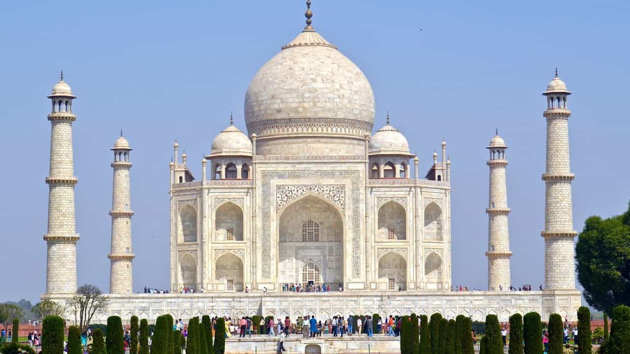 Taj Mahal: এ কী কাণ্ড! টুপটুপ করে পড়ছে জল, তাজমহলের ছাদ ফুটো হয়ে গেল নাকি? Taj Mahal: এ কী কাণ্ড! টুপটুপ করে পড়ছে জল, তাজমহলের ছাদ ফুটো হয়ে গেল নাকি?