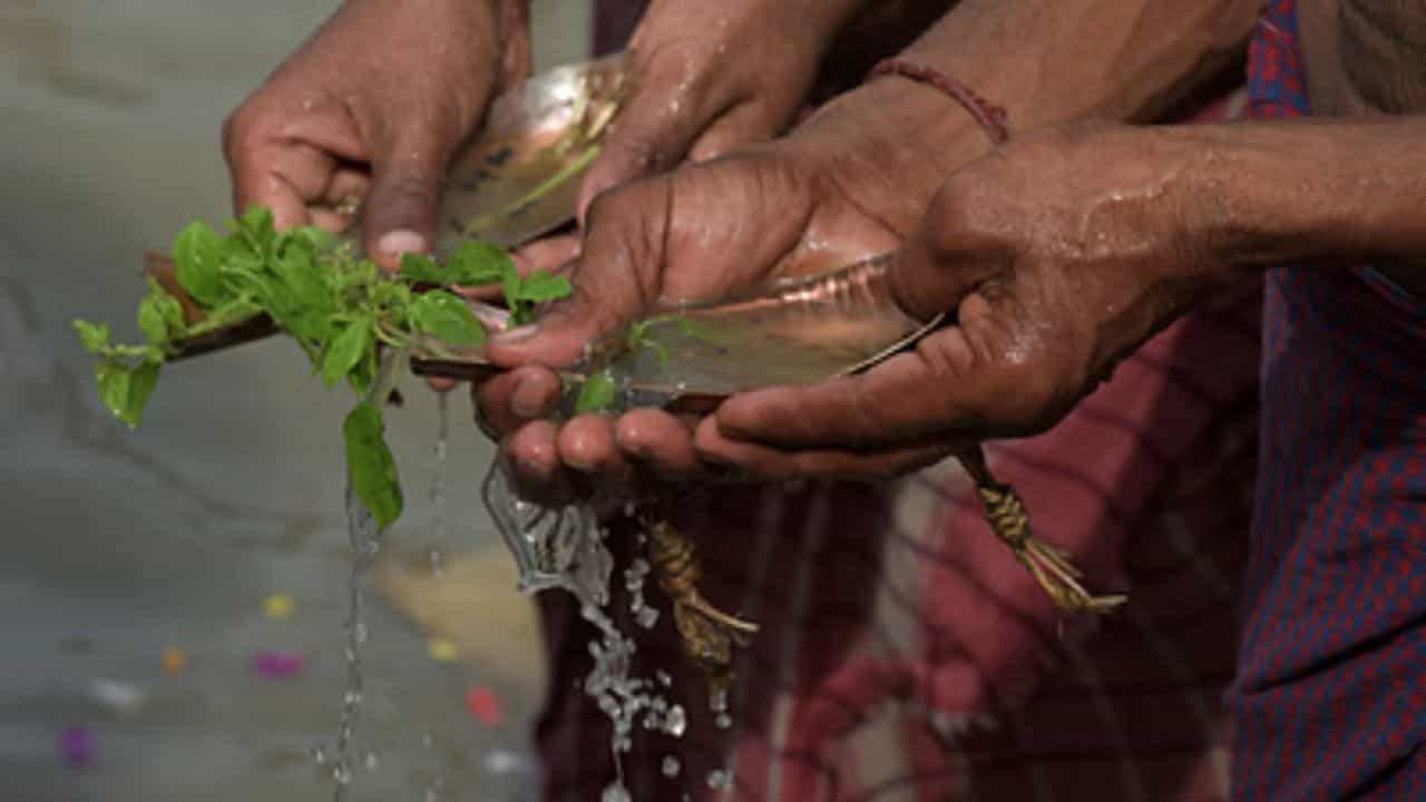 Mahalaya 2024: কেন মহালয়ায় পিতৃপুরুষের উদ্দেশ্যে জলদান করা হয়? কী ভাবে শুরু হল তর্পণ প্রথার? Mahalaya 2024: কেন মহালয়ায় পিতৃপুরুষের উদ্দেশ্যে জলদান করা হয়? কী ভাবে শুরু হল তর্পণ প্রথার?