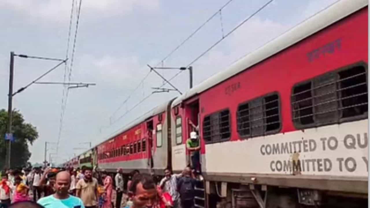 নিজের সিটে বসতে দিয়ে নাবালিকাকে যৌন হেনস্থা, চলন্ত ট্রেনেই রেলকর্মীকে পিটিয়ে মেরে দিল ক্ষুব্ধ জনতা! নিজের সিটে বসতে দিয়ে নাবালিকাকে যৌন হেনস্থা, চলন্ত ট্রেনেই রেলকর্মীকে পিটিয়ে মেরে দিল ক্ষুব্ধ জনতা!